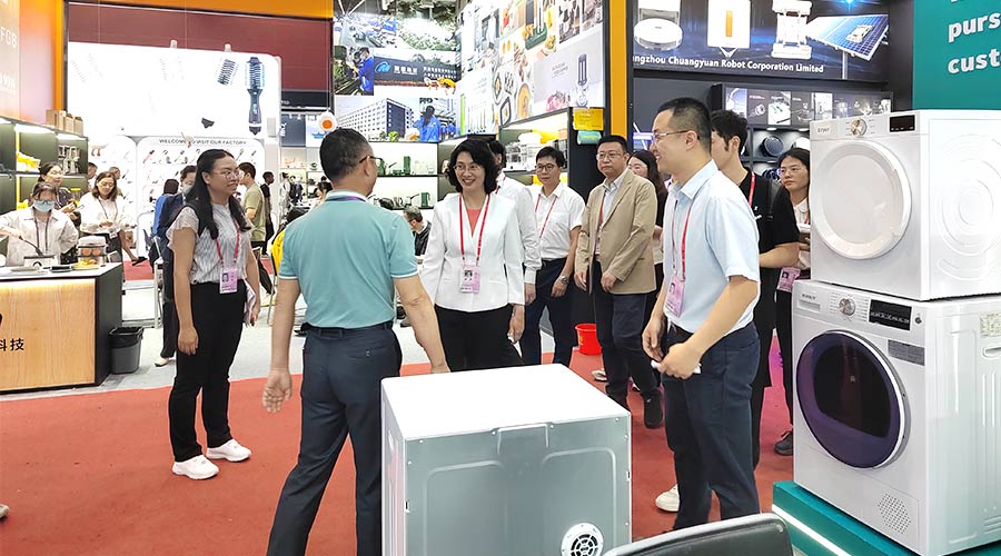 廣交會(huì)迎來大咖！江門市市長(zhǎng)親臨金環(huán)電器展位參觀交流