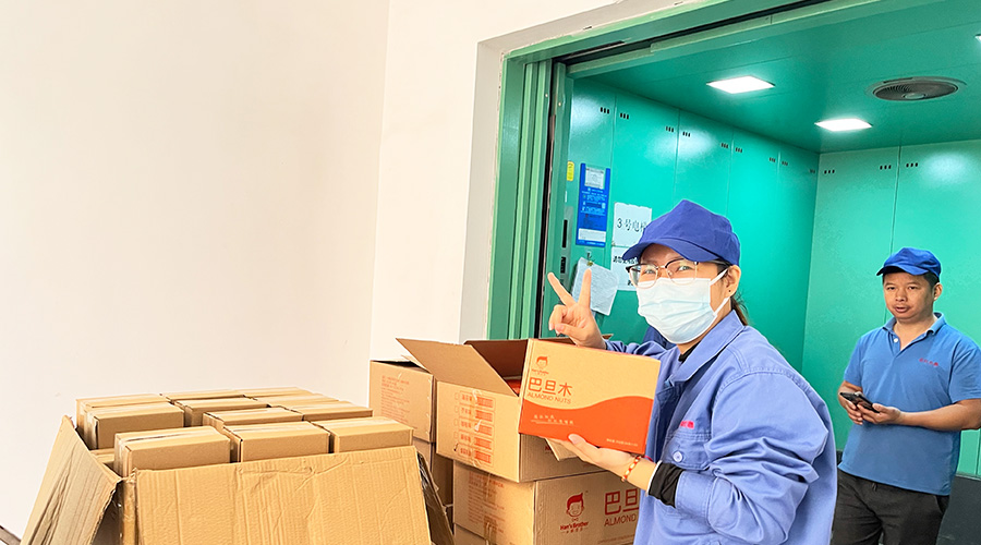 喜笑顏開！三八婦女節(jié)  金環(huán)電器發(fā)放禮品暖人心