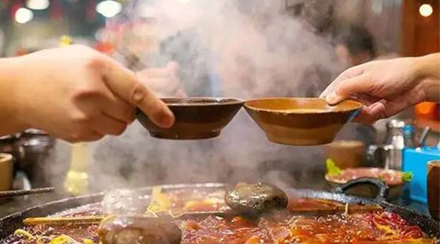 冬天火鍋團建引來一身火鍋味  衣物烘干機化解職場尷尬！